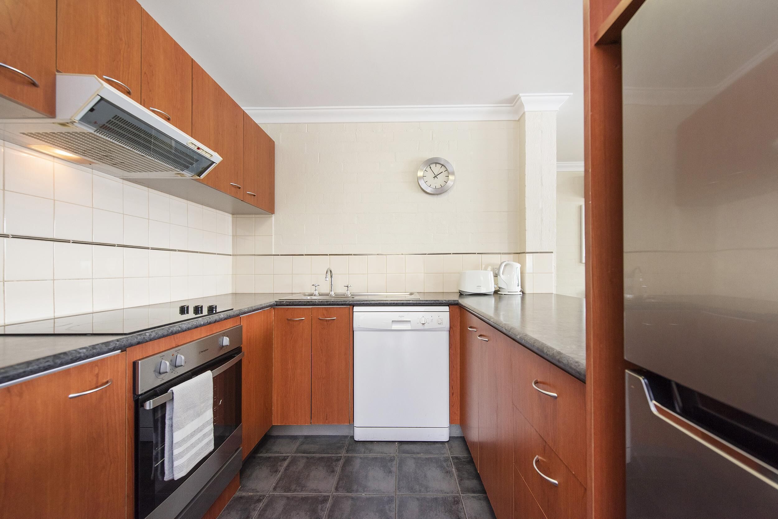 Subiaco Village With Pool, BBQ & spa - Free Parking and Wifi - two Bedroom