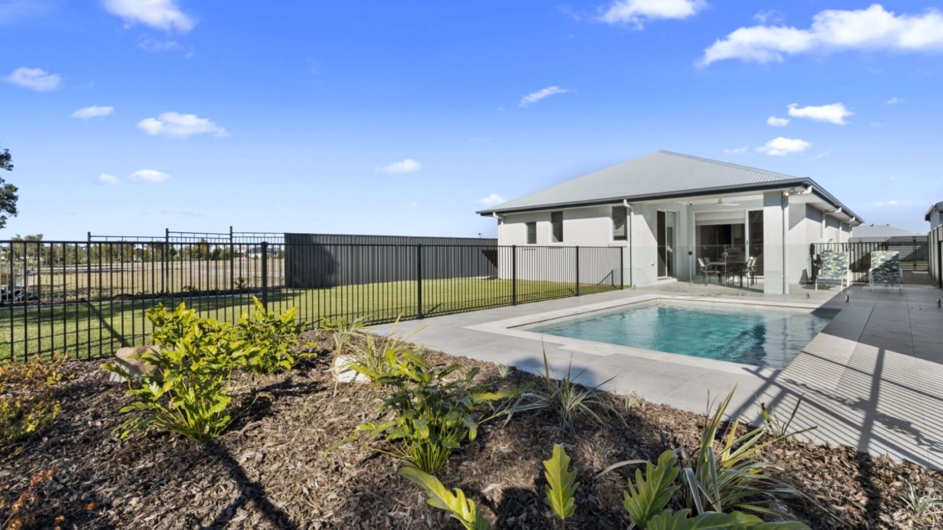 BRAND NEW HOUSE OVER LOOKING THE GOLF COURSE