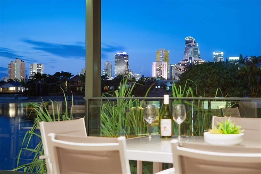 Elite Holiday Homes Lumiere` Broadbeach Surrounded By Water