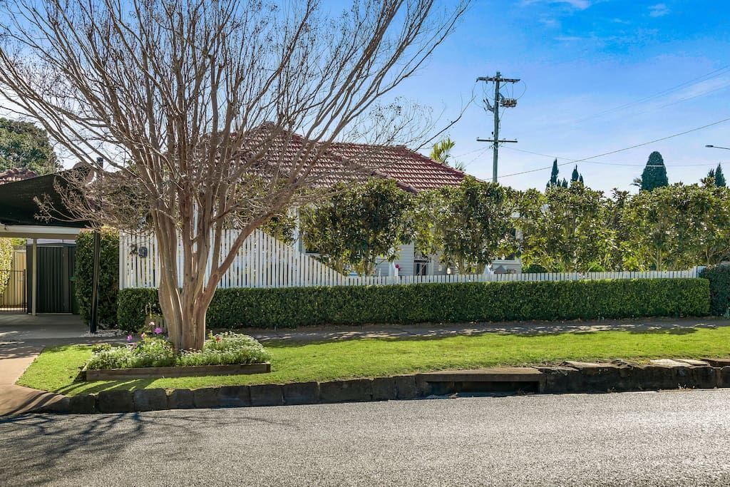 Viola House on Rangeville - Immaculate Home - Close to Picnic Point & Shops