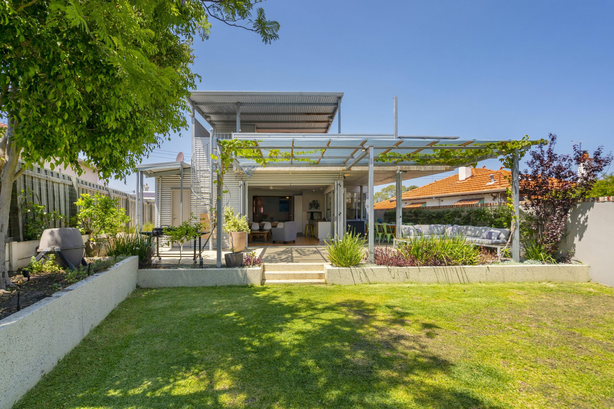 Outdoor Oasis With Views! Walk to Freo, Beach, Cafes & More..