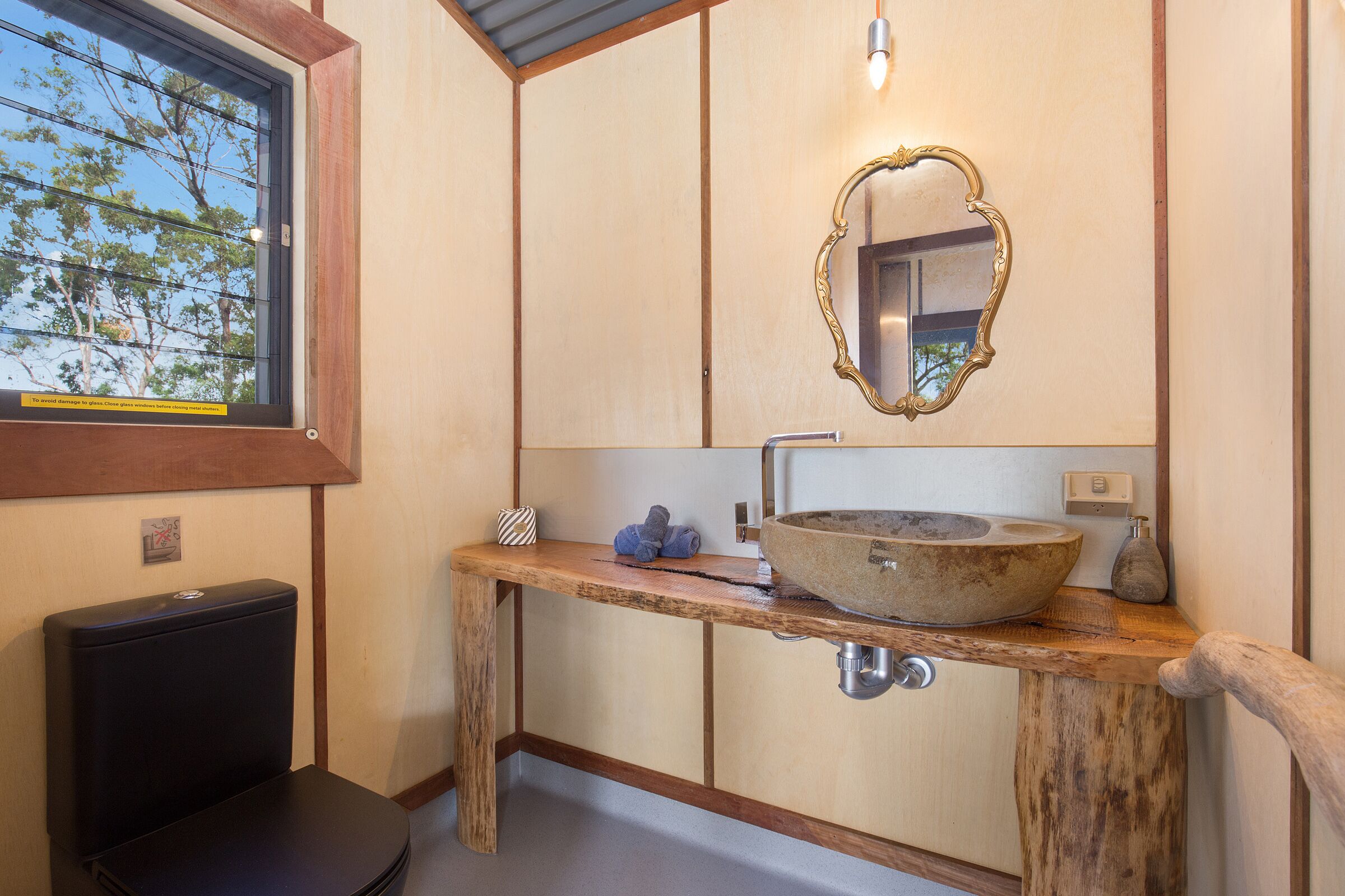 Tree House #1. Private, Stone Bath With Amazing Views to the Gold Coast.3levels