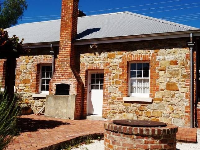 TENTERFIELD ACCOMMODATION’s“Red Rose Cottage”