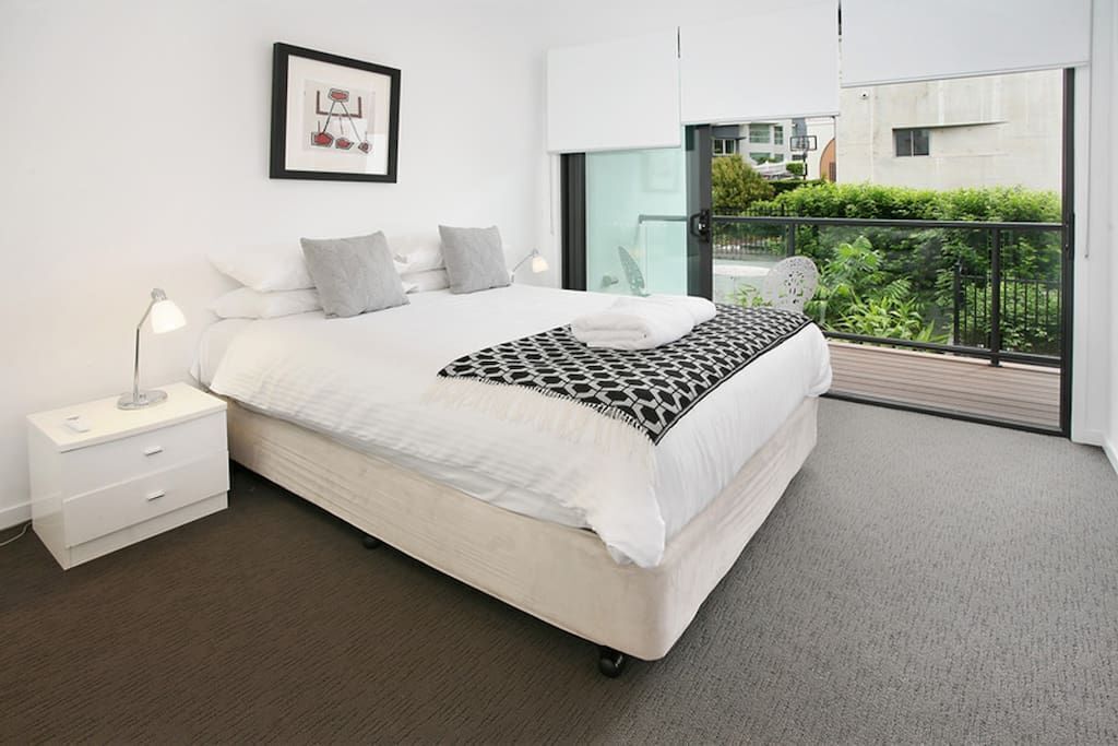 Modern and Spacious Slit-level Executive 3BR Red Hill Apartment Close to CBD