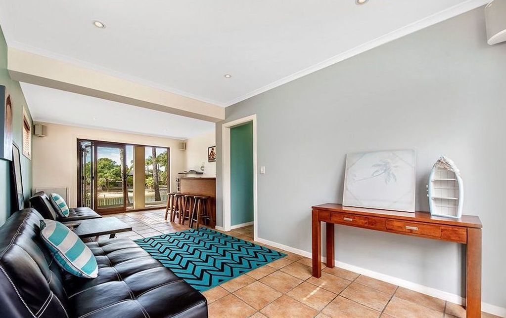 Broadbeach Holiday House - Waterfront - Walk to Broadbeach