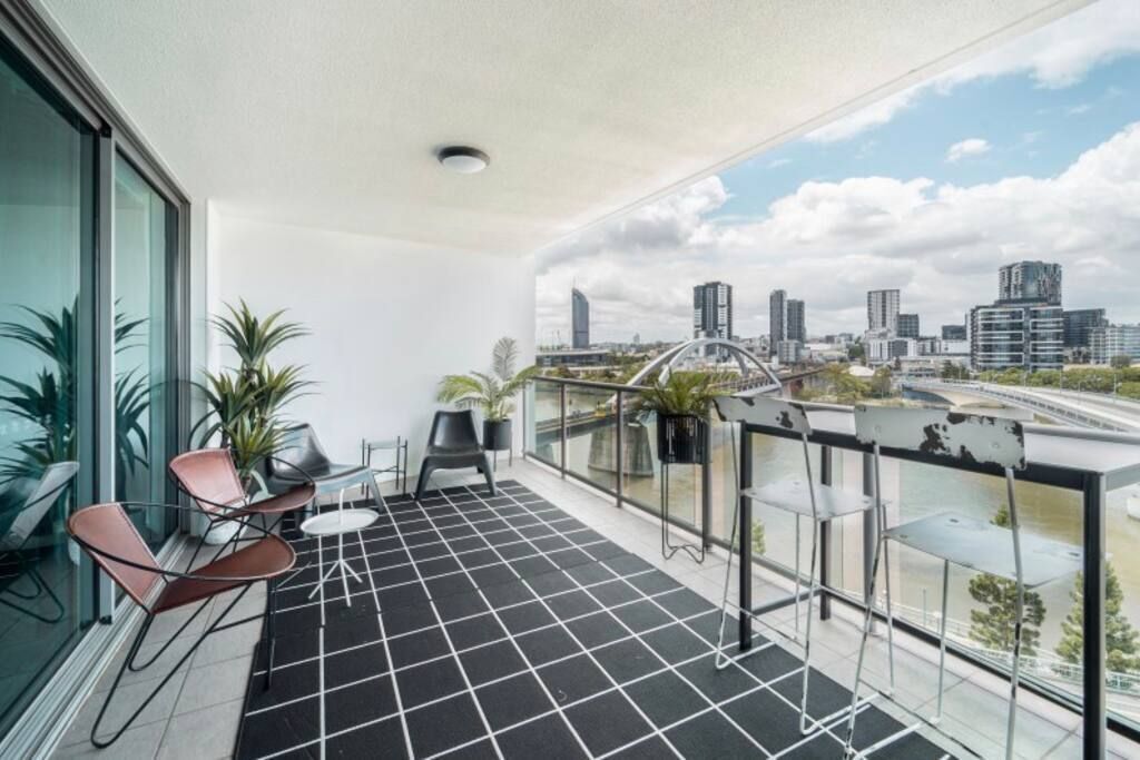 Stylish 3 Bedroom CBD River & City Views Free Spasaunapoolwifinetflix