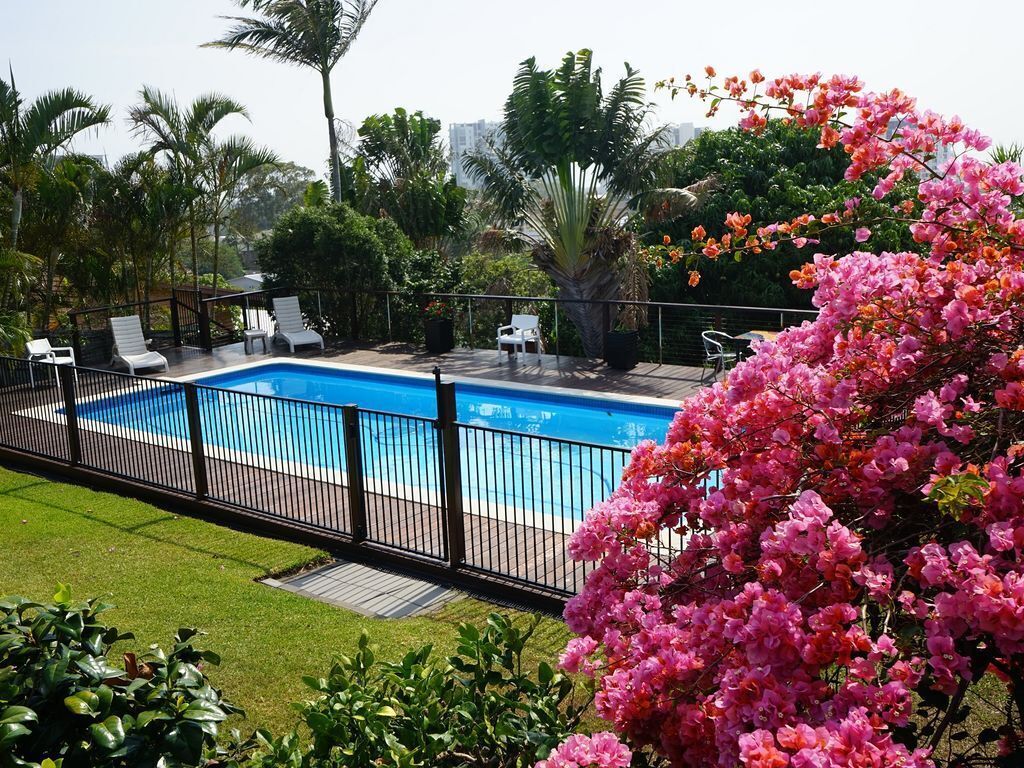 Spacious Broadwater Family Home, Huge Pool & Fantastic Views