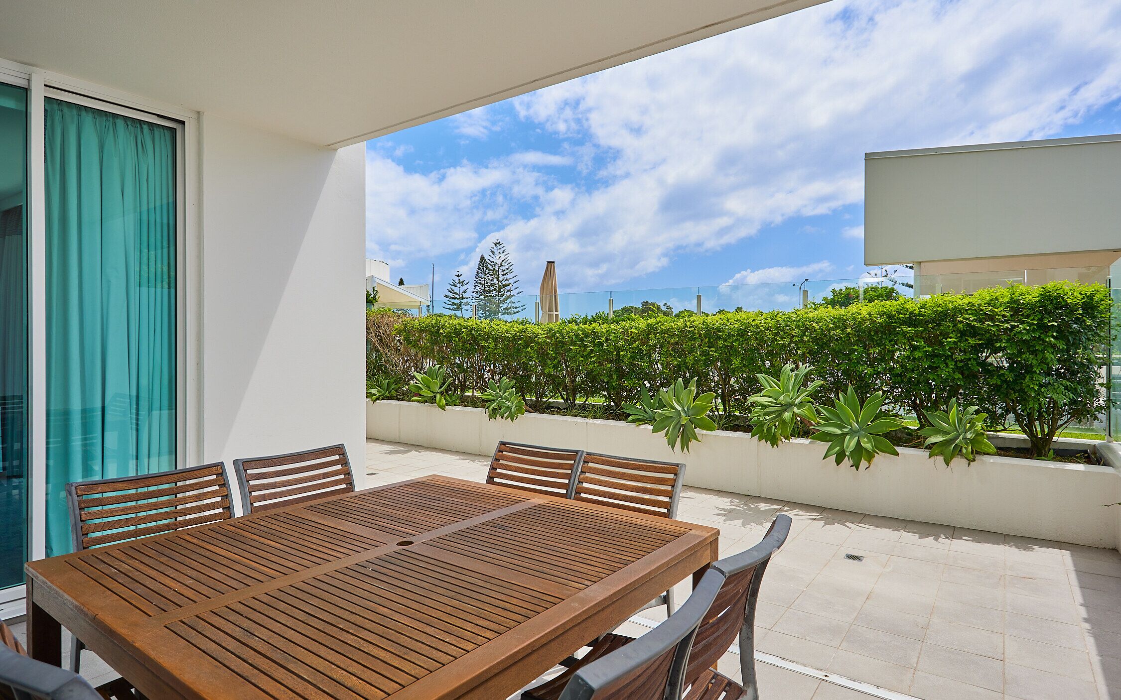 Kirra Surf Unit - 4.5 by Beach, Ground Floor With Your own Private Courtyard