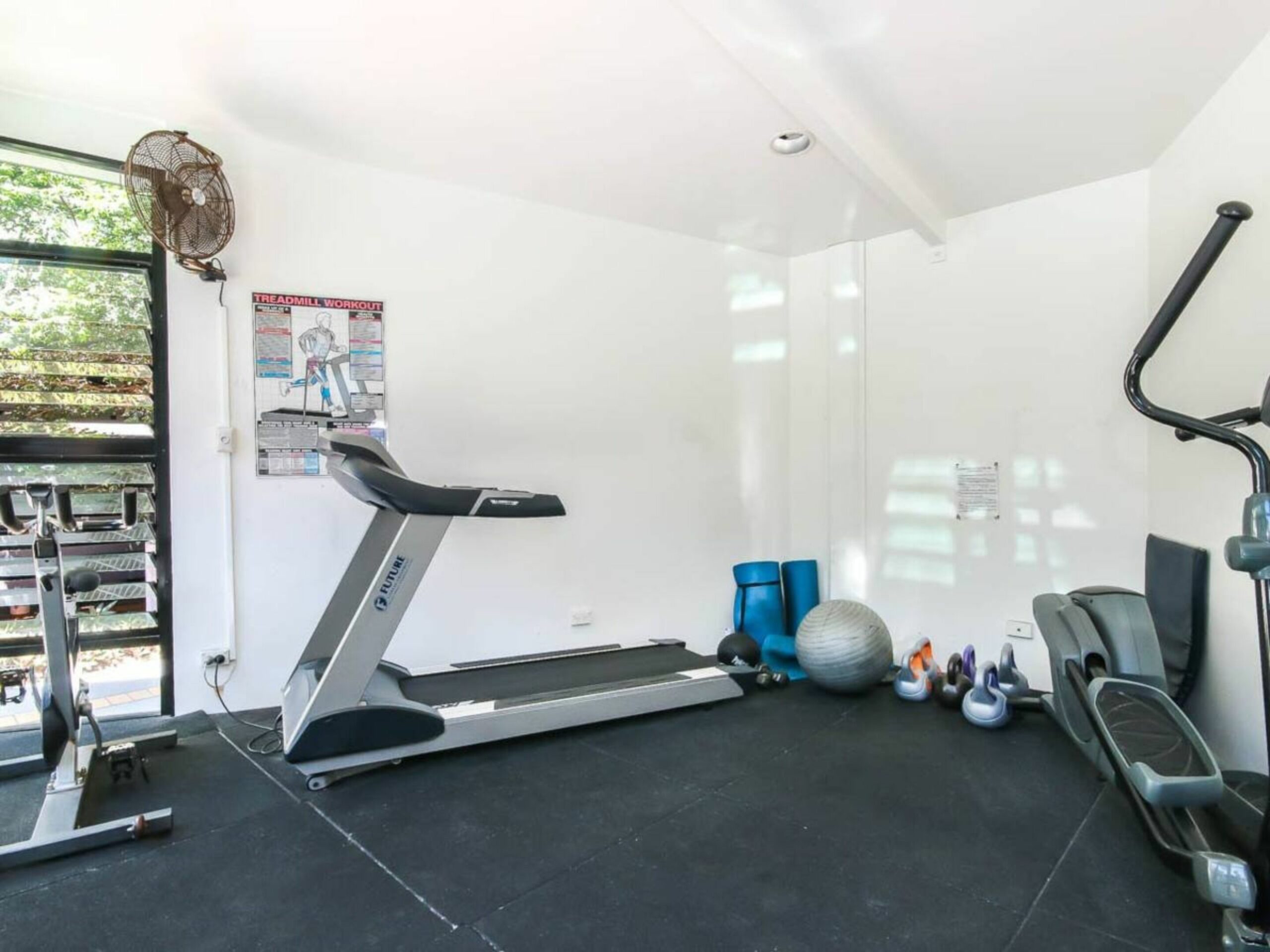 Contemporary 1 Bedroom Teneriffe Apartment With Pool and Gym