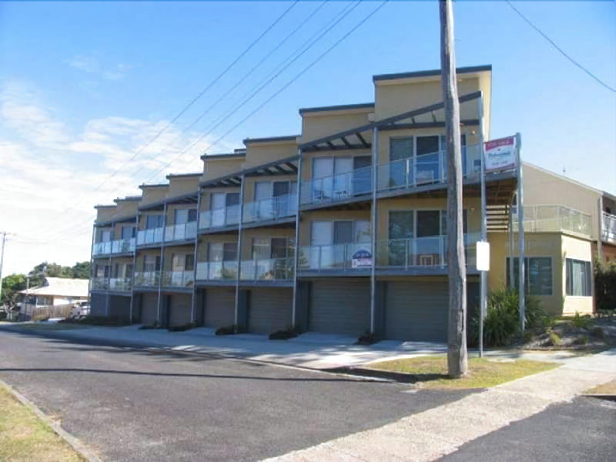 Tri Level Apartment with a rooftop deck and views to Main Beach!