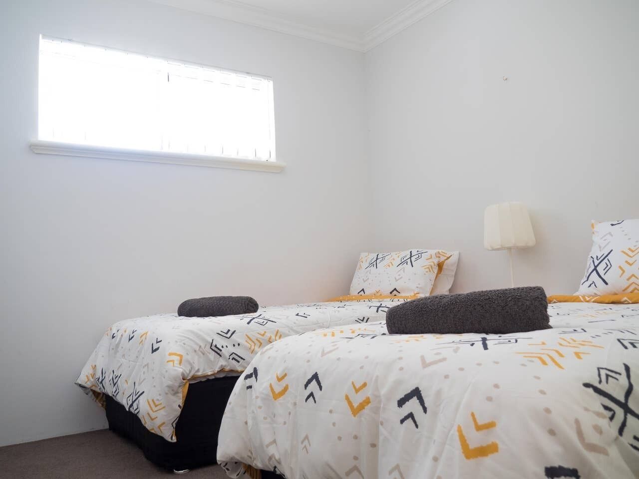 ? Modern+sleeps18+4carbay+kitchen+wifi+netflix & 10 Minutes to the Airport