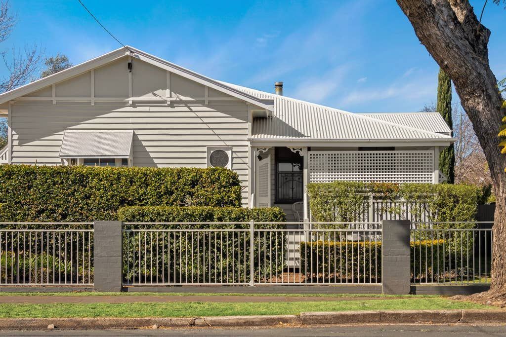 Frangipani House - 3 Bedroom Classic, Large, Comfy Queenslander in East Toowoomba