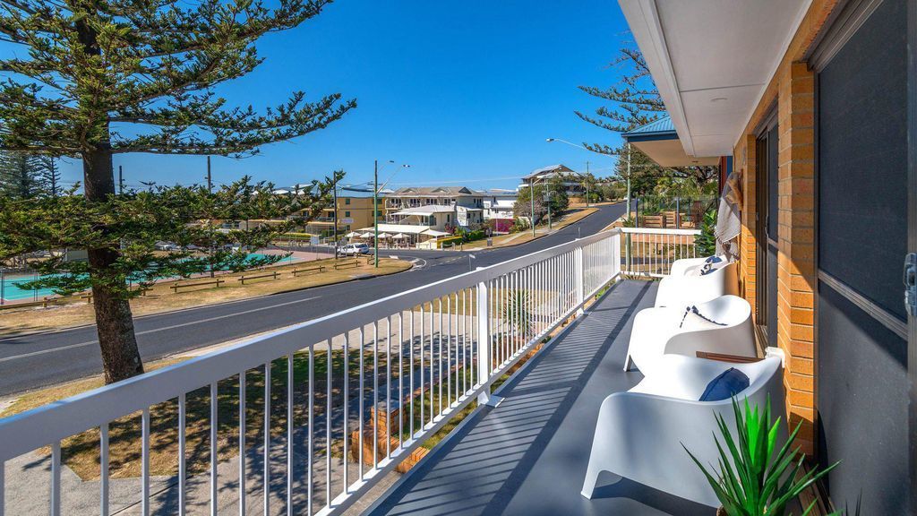 Burleigh Unit 1 Opposite the Beach. Linen and Free Wifi