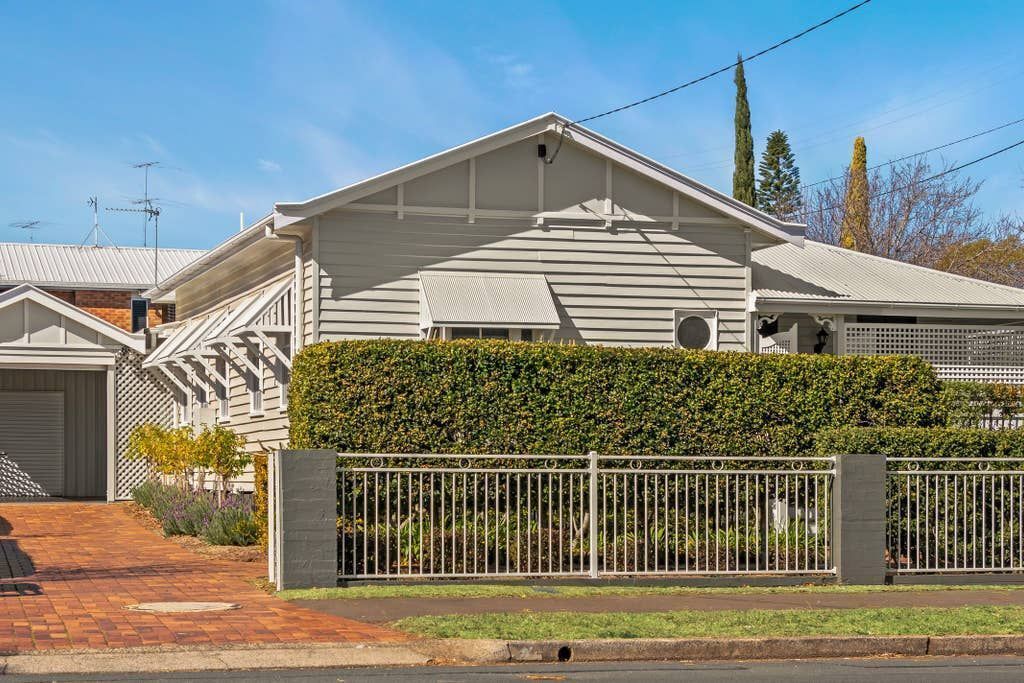 Frangipani House - 3 Bedroom Classic, Large, Comfy Queenslander in East Toowoomba