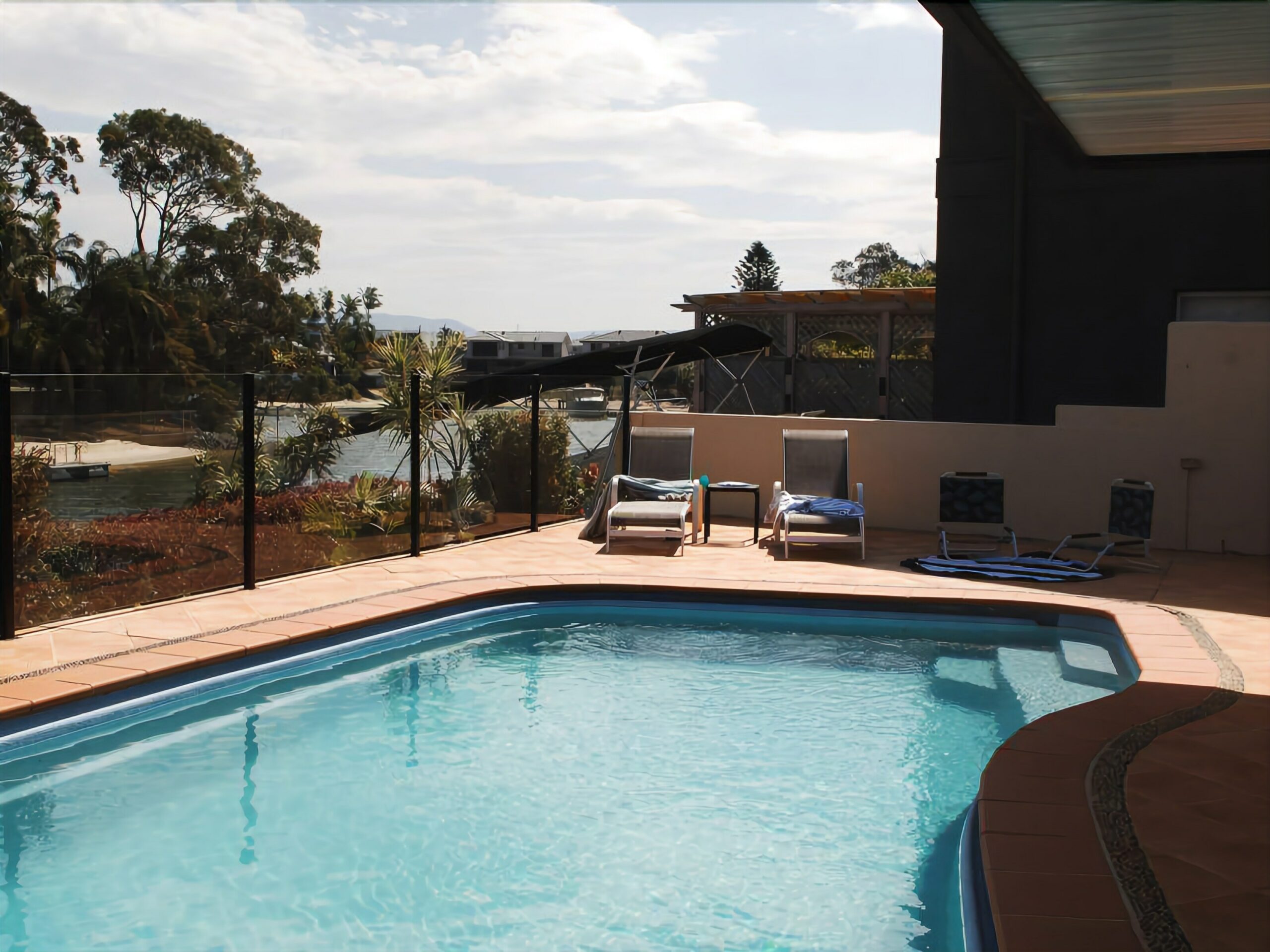 Vogue Holiday Homes - Family Haven. Waterfront, Heated Pool, Games Room