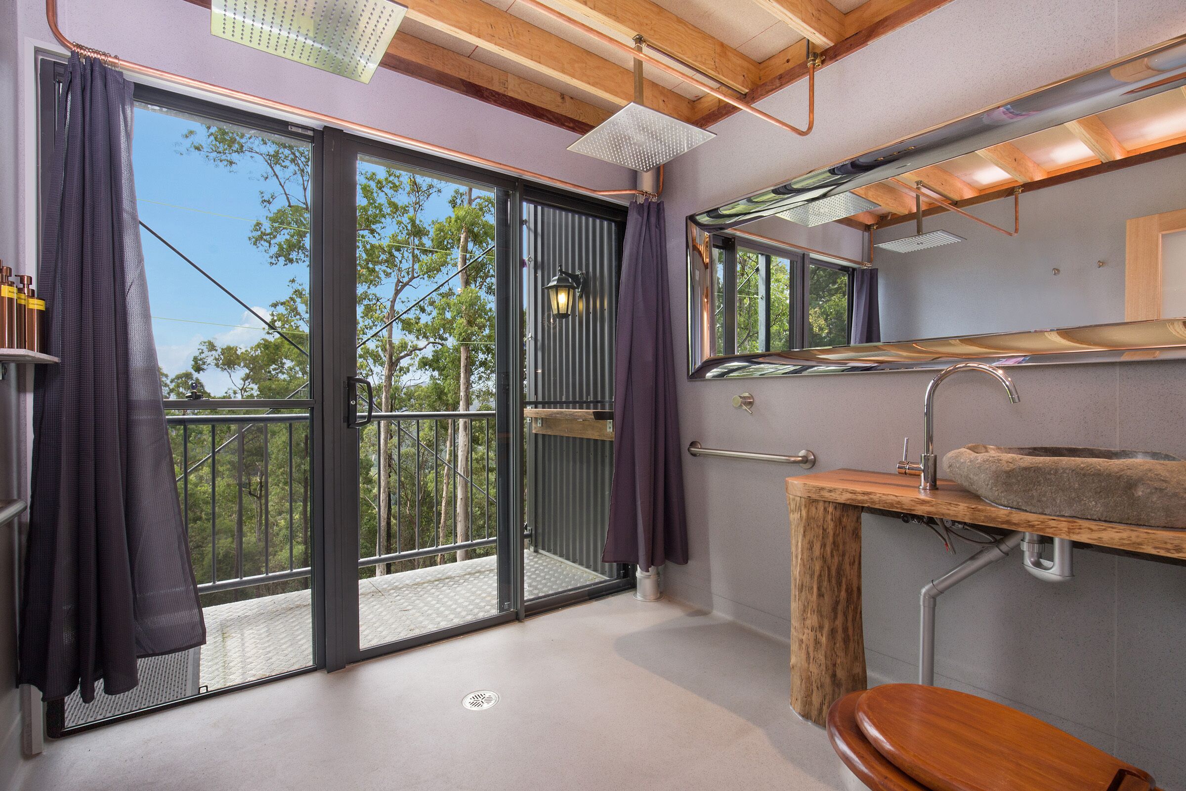 Tree House #1. Private, Stone Bath With Amazing Views to the Gold Coast.3levels