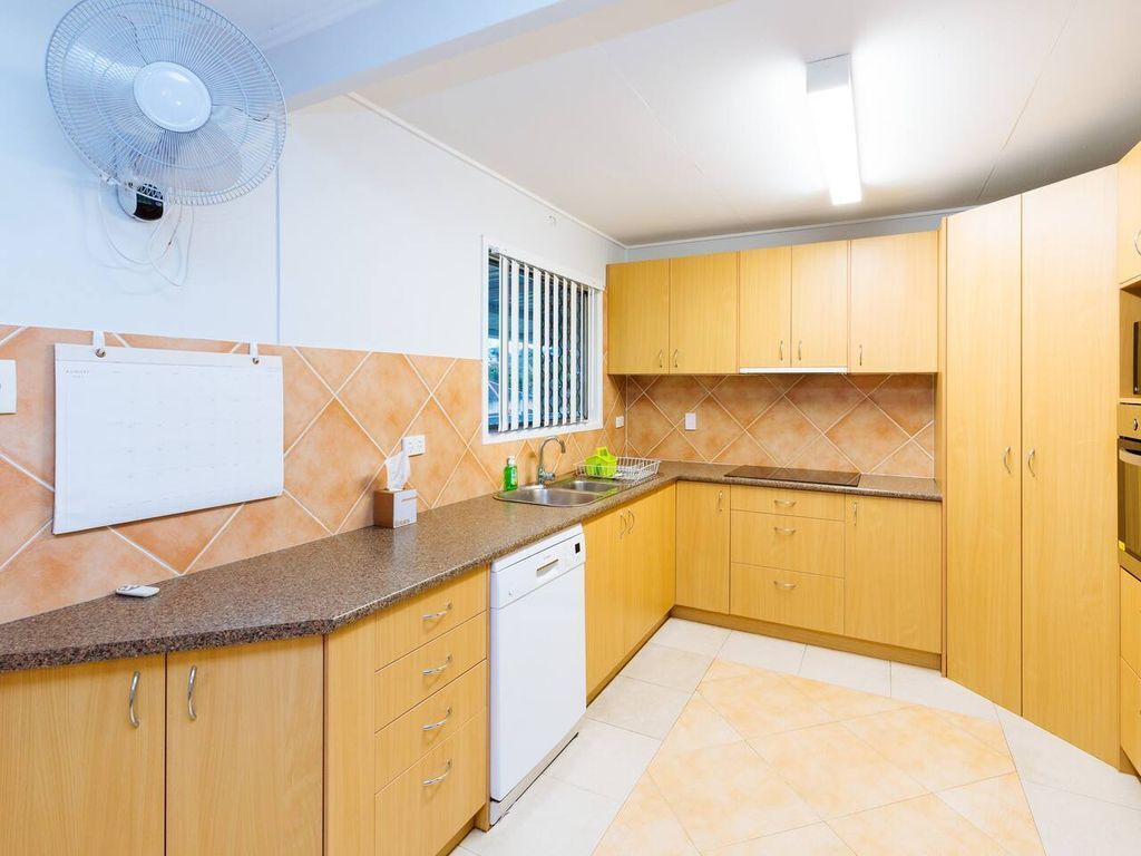 Traditional Queenslander - pet Friendly With a big Yard