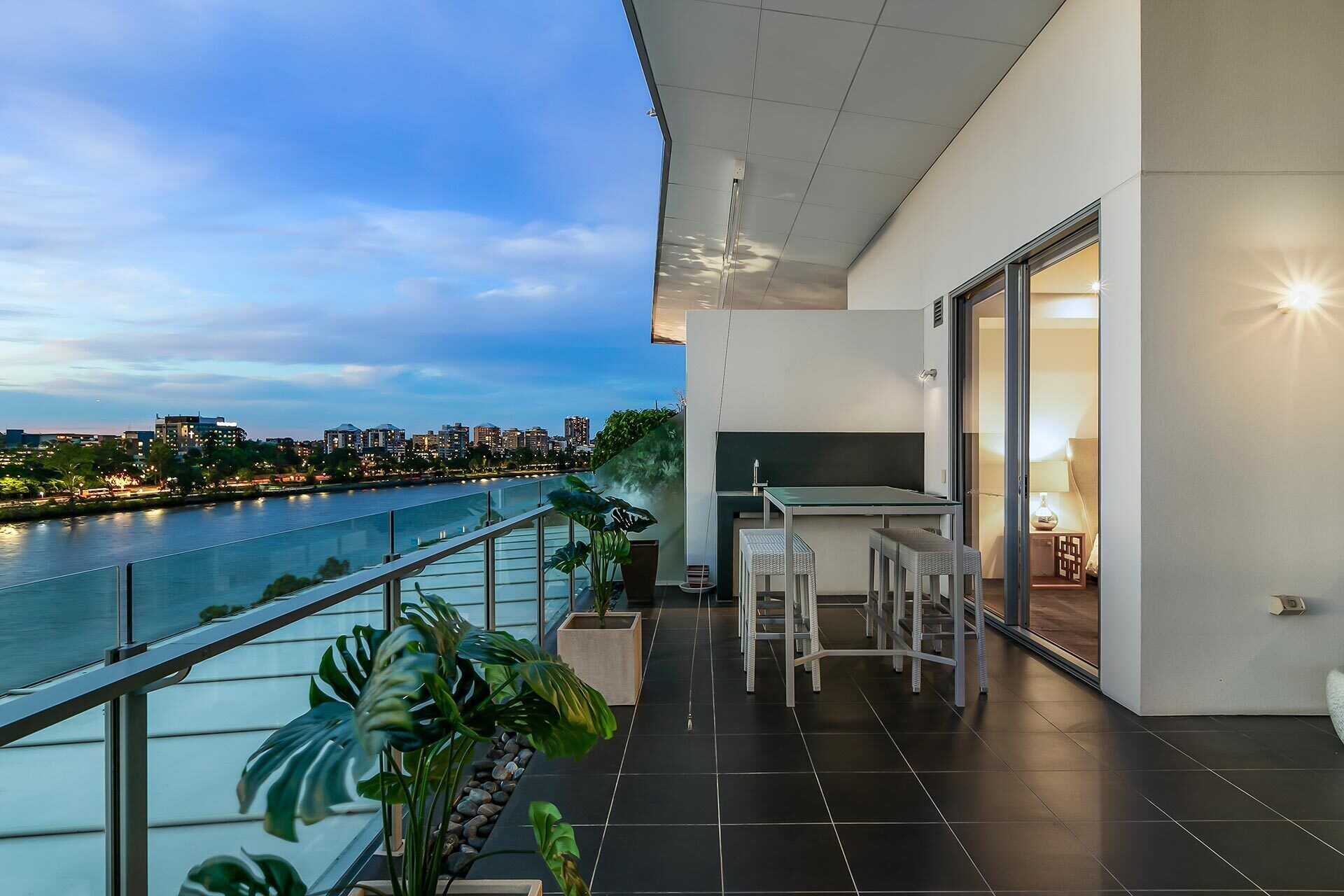 Stunning Waterfront Penthouse 3-bed/4-bed Luxury