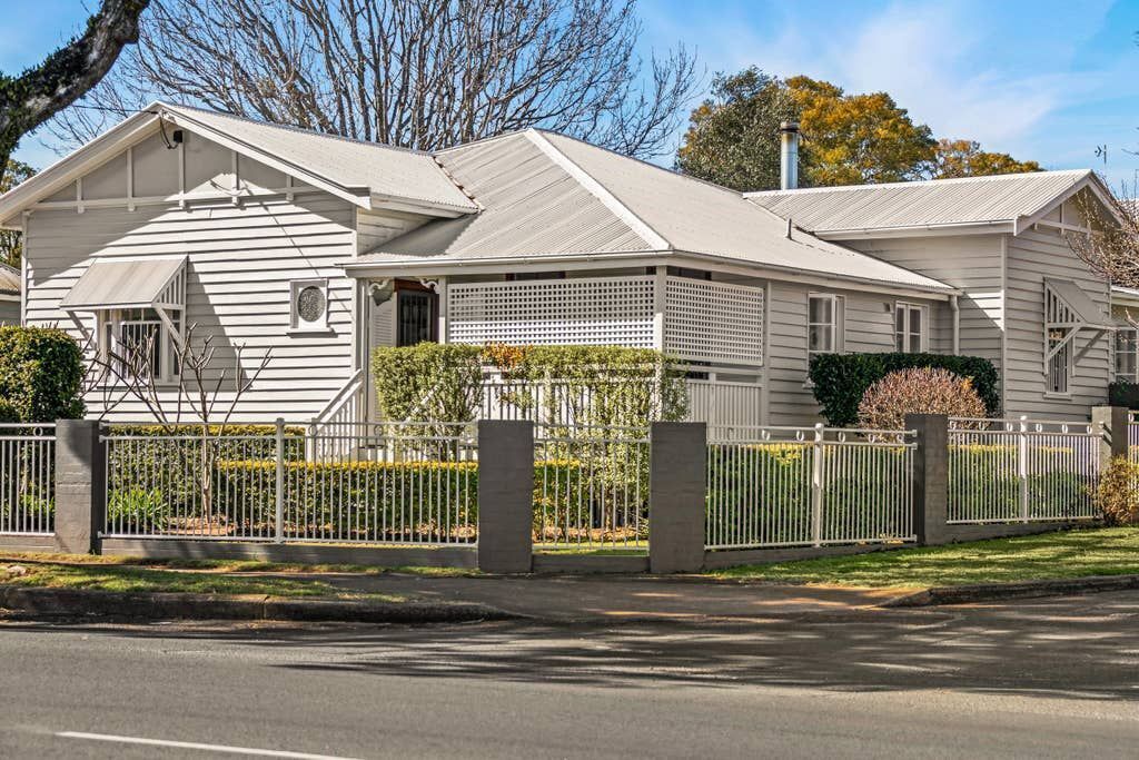 Frangipani House - 3 Bedroom Classic, Large, Comfy Queenslander in East Toowoomba