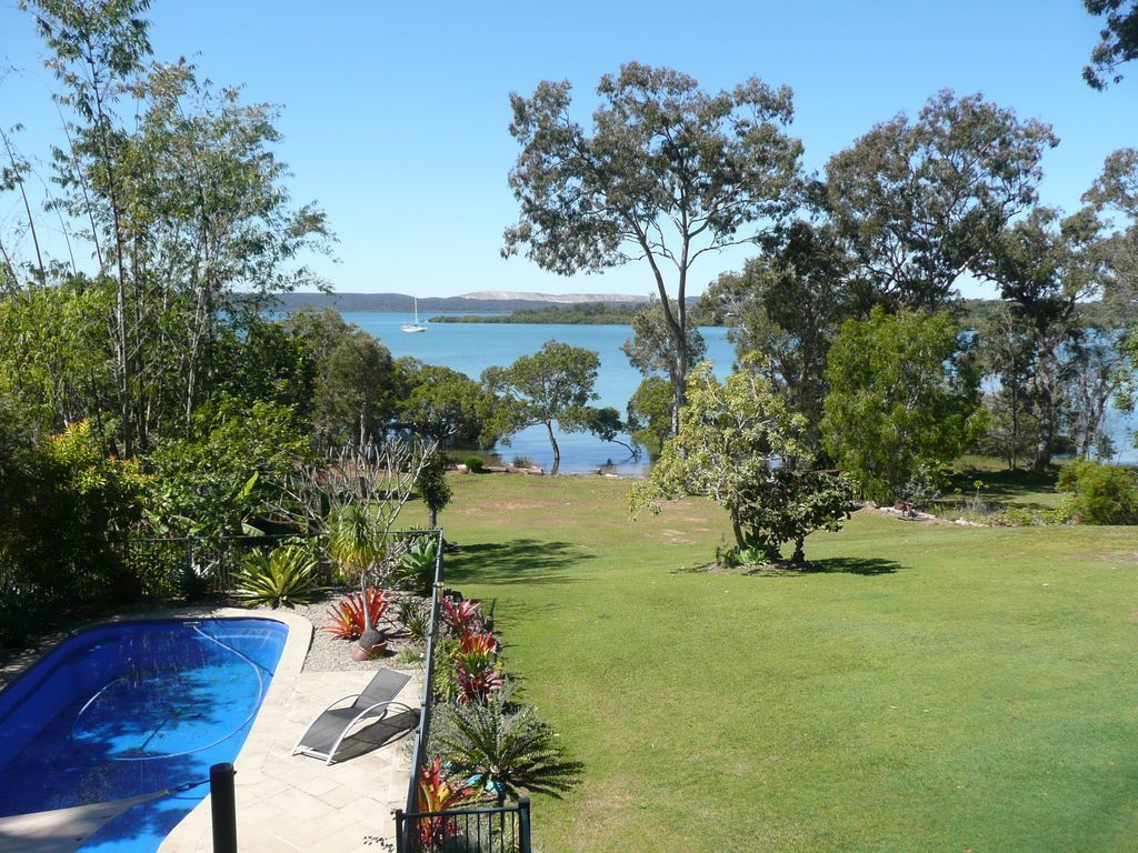 Macleay Island Luxurious Beachfront Apartment, Pool, Canoe, Bikes, Fishing, Golf