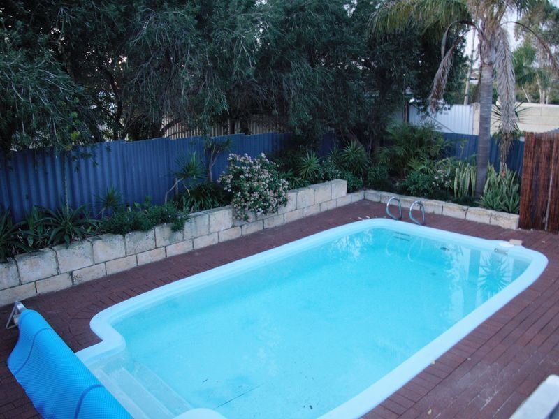 Lemon Tree Cottage - beautiful holiday home with pool near Hillary's, Perth