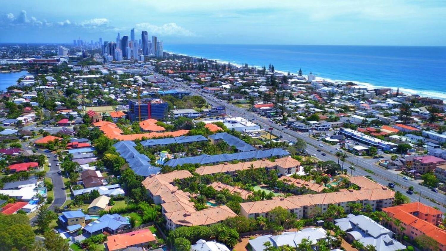 Located 350 m from the beach, easy to get to the Gold Coast Theme Parks