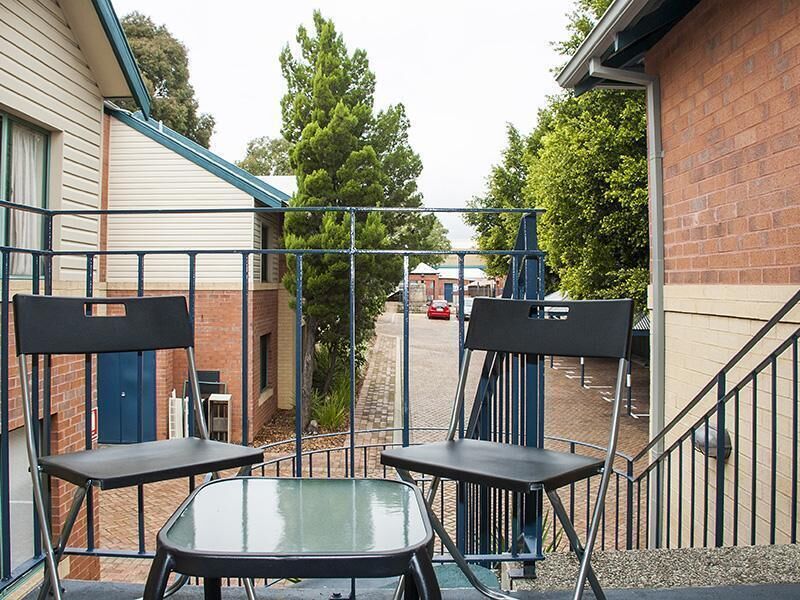 Subiaco Village With Pool, BBQ & spa - Free Parking and Wifi - one Bedroom