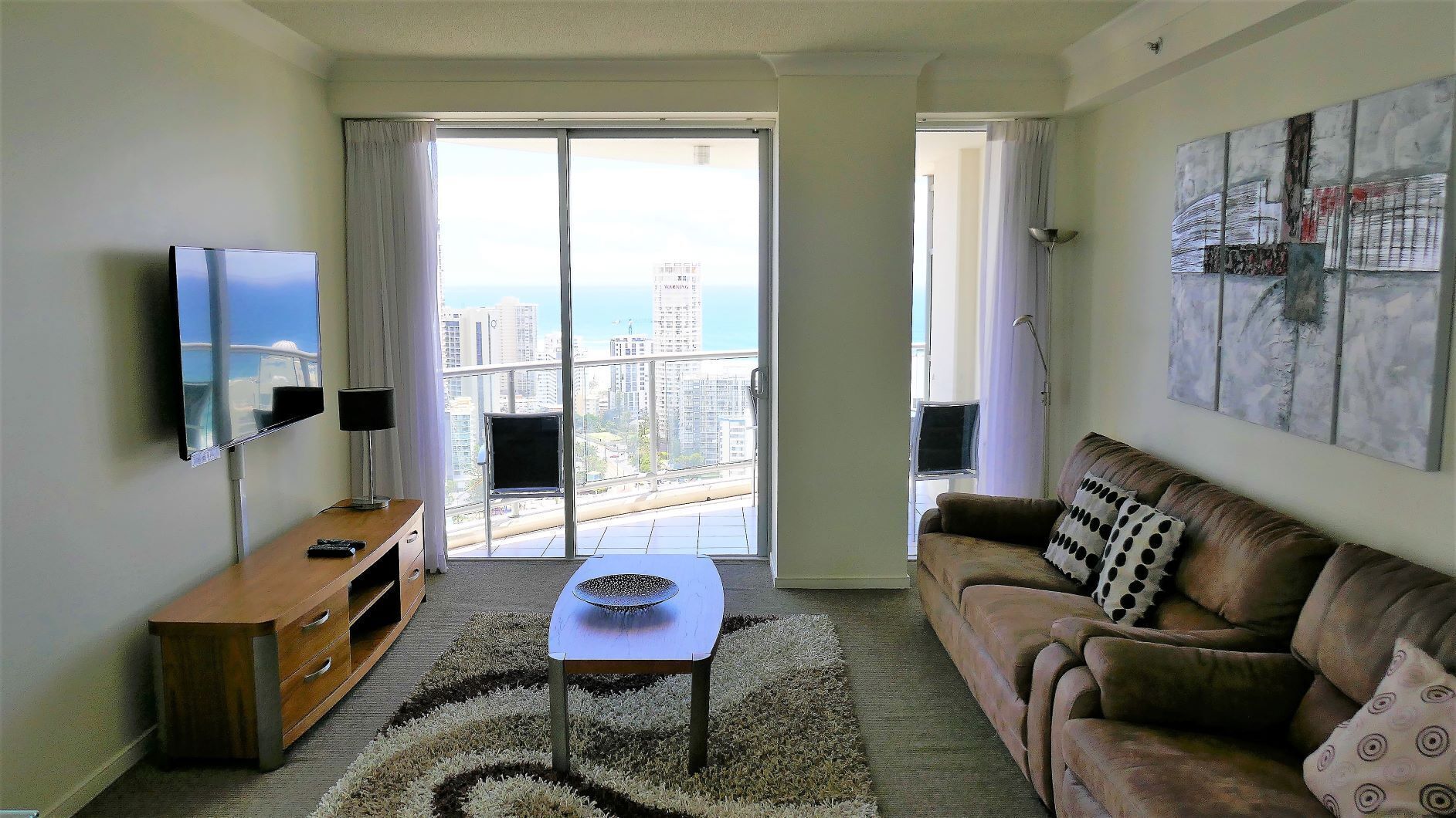 Spacious 3 Bedroom in the Heart of Surfers With Ocean Views