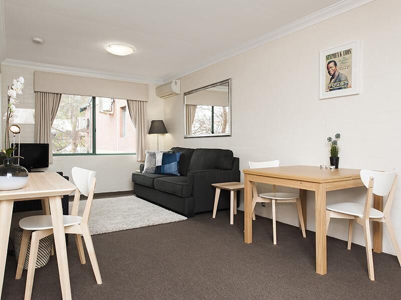 Subiaco Village With Pool, BBQ & spa - Free Parking and Wifi - one Bedroom