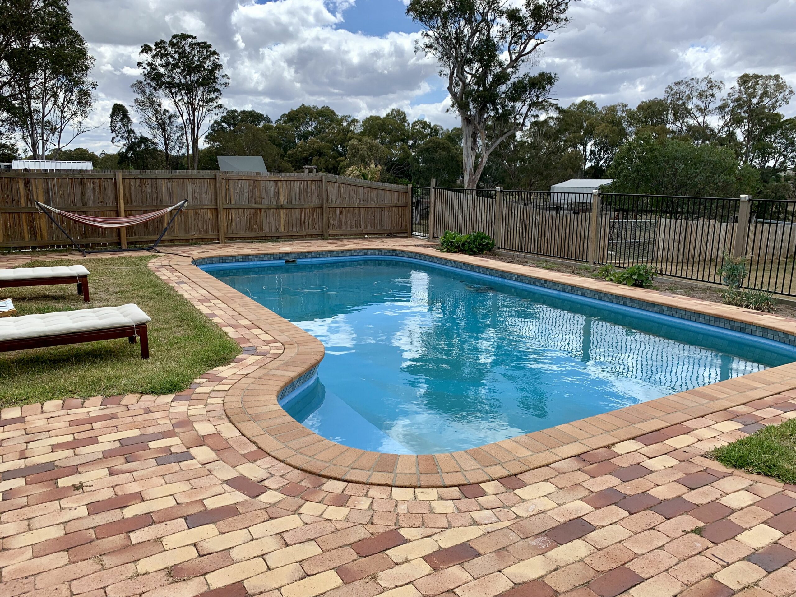 Renovated Queenslander with a pool - close to town!