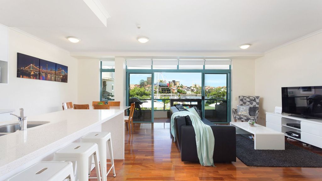 30% long stay discount. Riverfront home close to Bris CBD & amenities