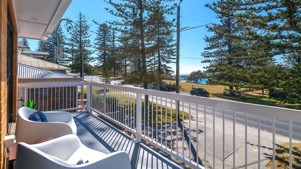 Burleigh Unit 1 Opposite the Beach. Linen and Free Wifi