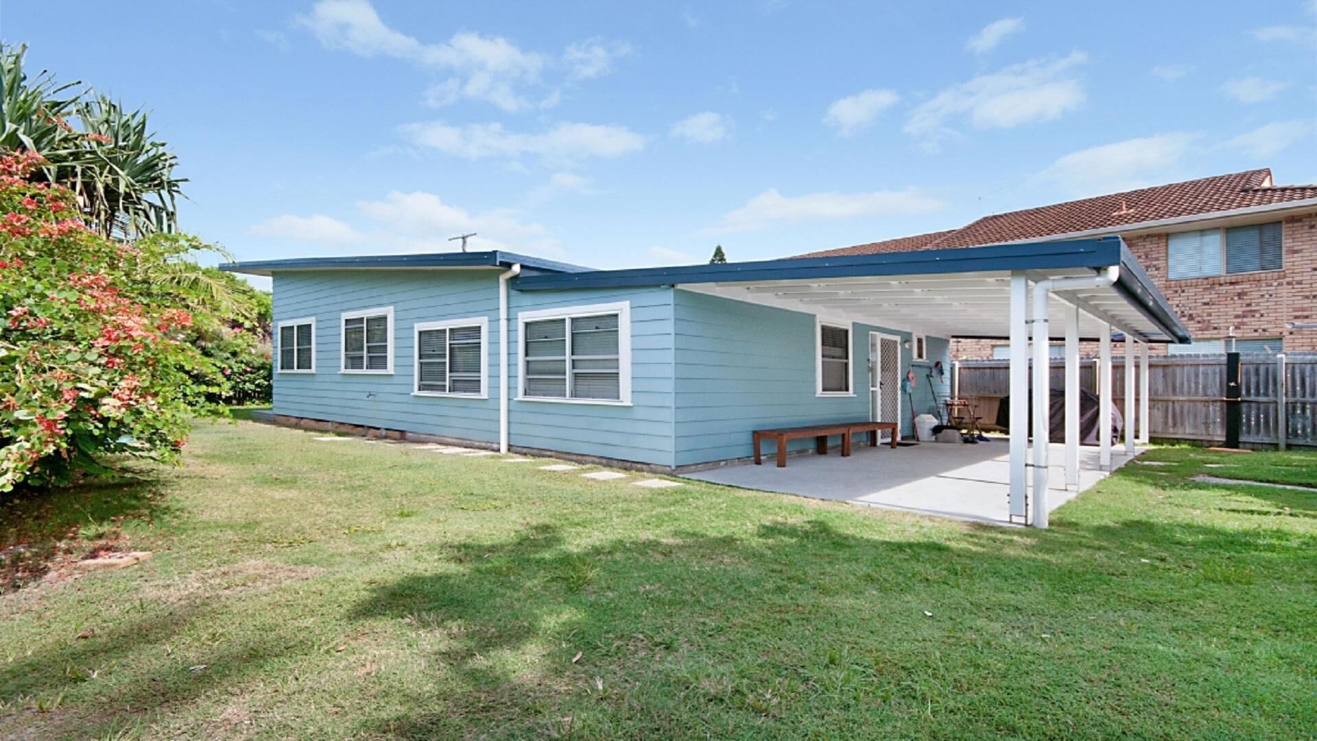 My Blue Heaven - Dog Friendly - Restored 1940's Home Opposite the Beach Pet Friendly