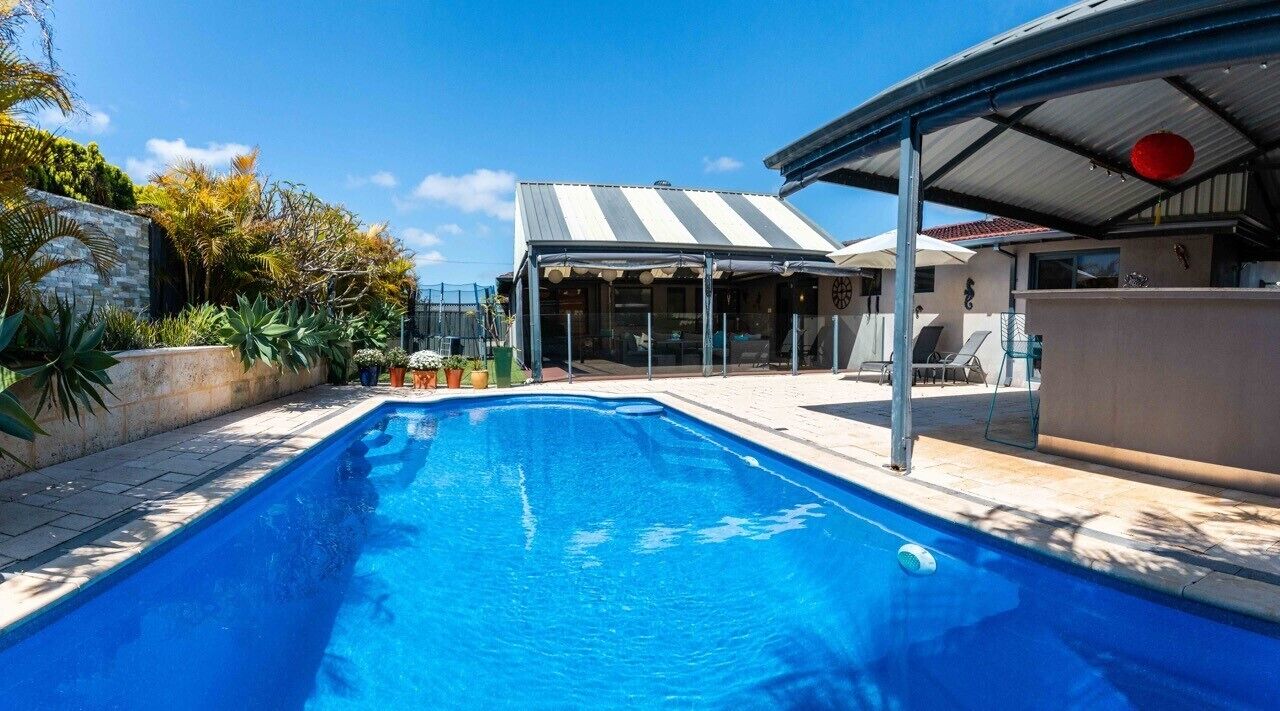 Blue Water  - Your  "luxury Resort Style" home in Perth Metro near Beach.