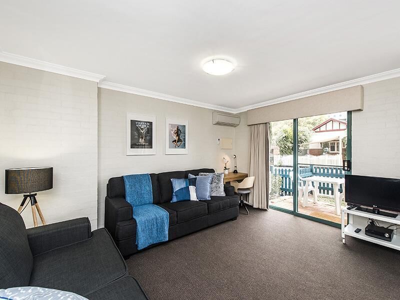 Subiaco Village With Pool, BBQ & spa - Free Parking and Wifi - two Bedroom