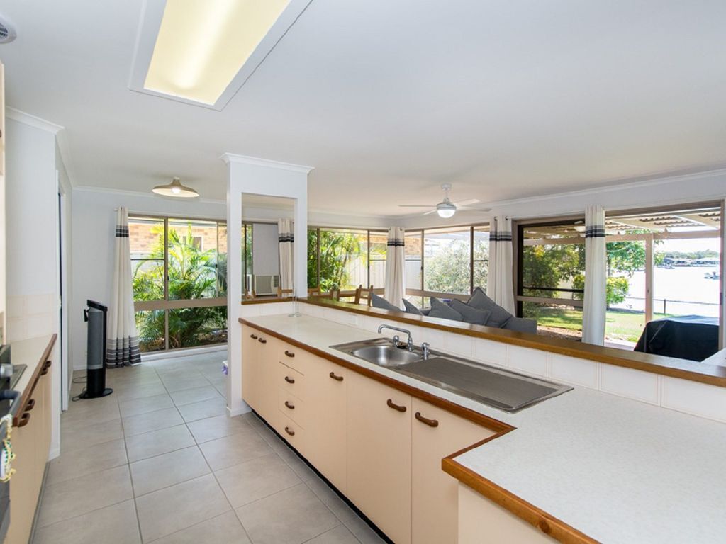 Lowset Home on the Canal - Dolphin Dr, Bongaree