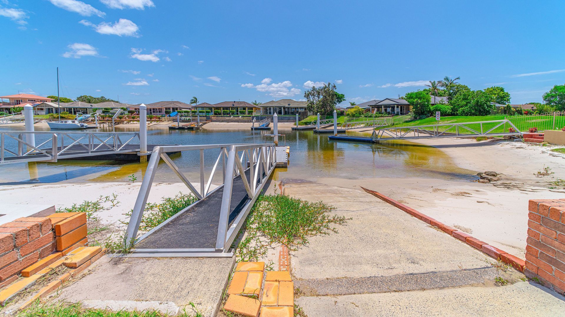 River Rest, Waterfront Home With Pool, in Yamba