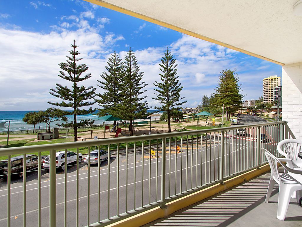 Kingston Court Unit 10 Right on the beach in Rainbow Bay Coolangatta