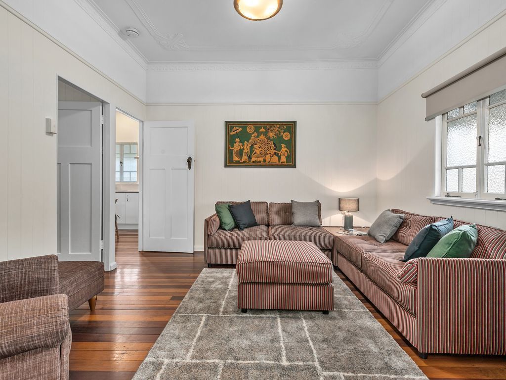 Classic Queenslander ~ 2 Bed / 2 Bath / 2 Car / Pool ~ Toowong