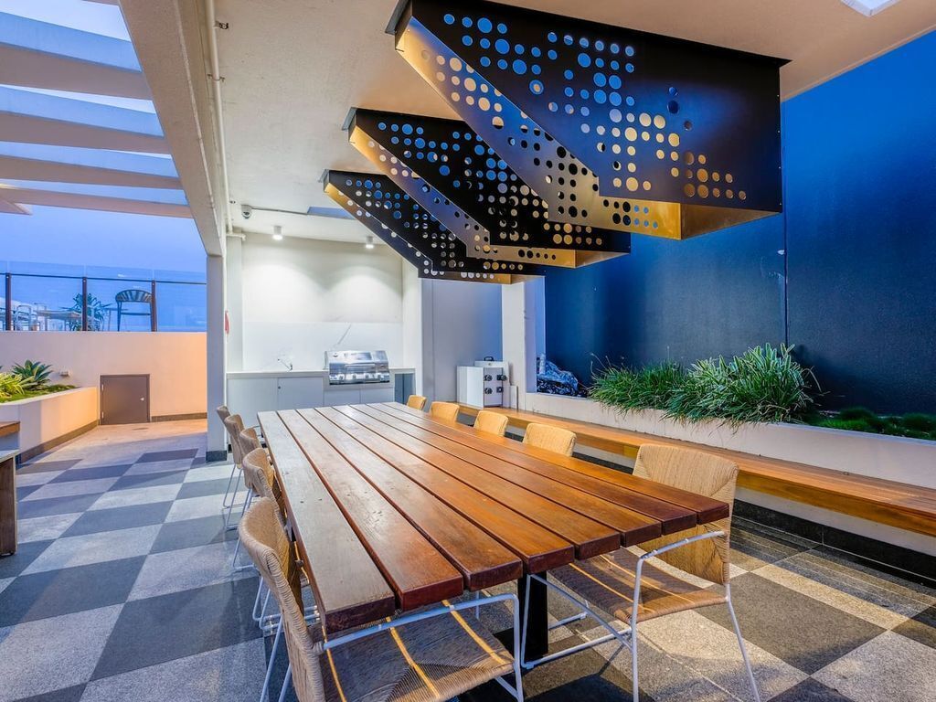 Stylish Apartment w/ Rooftop Pool and BBQ &parking