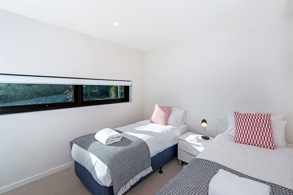 Executive 3BR Bulimba Apartment With Large Balcony Next to Oxford St