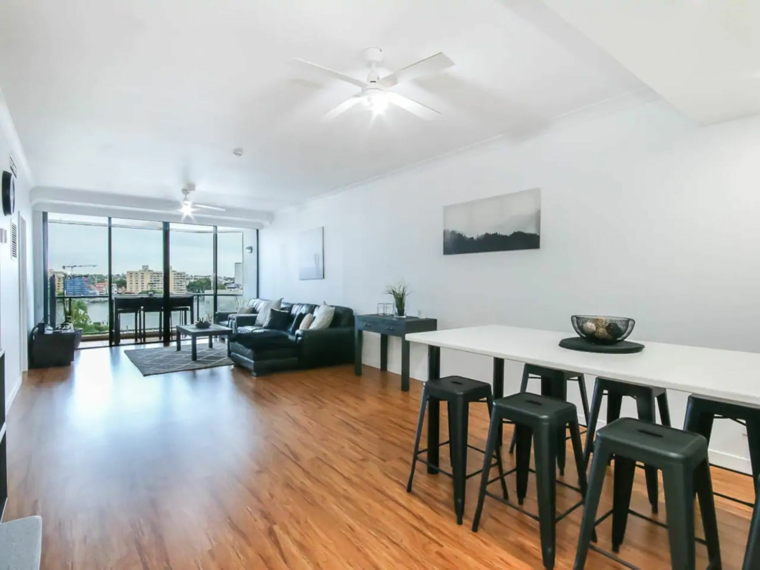 Modern 2 Bedroom River View Apartment in Docklands