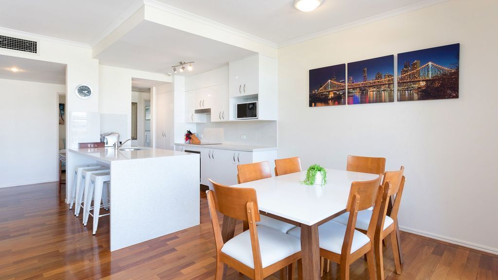 30% long stay discount. Riverfront home close to Bris CBD & amenities