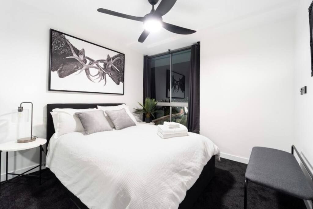 Stylish 3 Bedroom CBD River & City Views Free Spasaunapoolwifinetflix