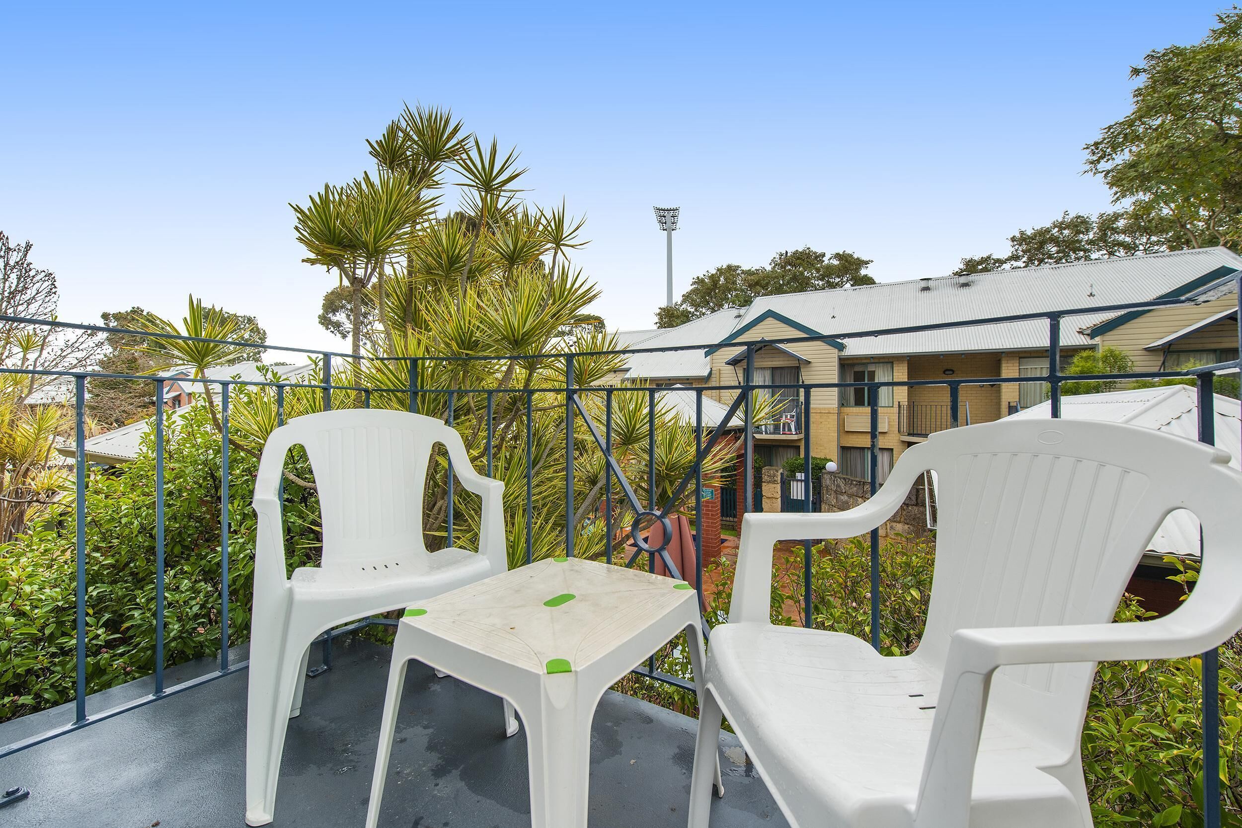 Subiaco Village With Pool, BBQ & spa - Free Parking and Wifi - two Bedroom