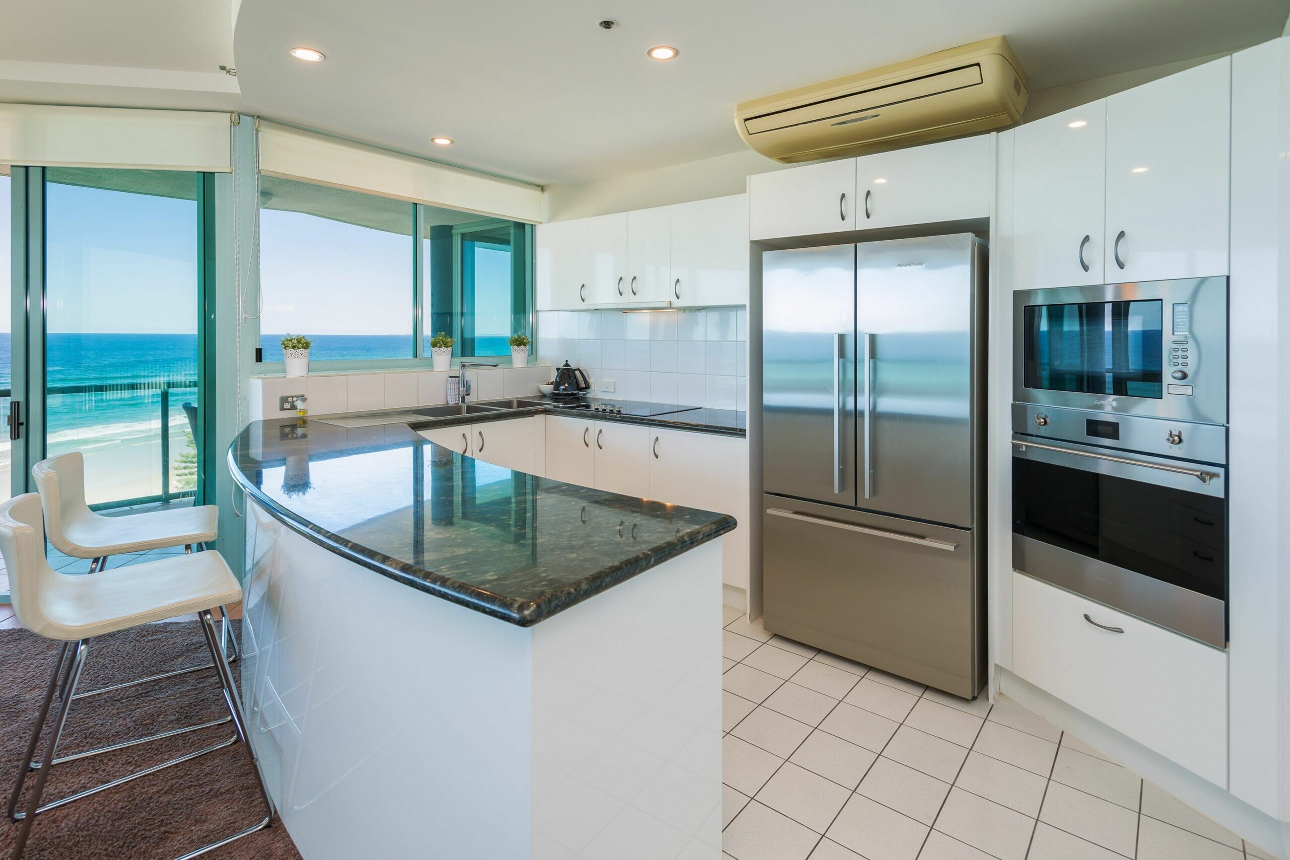 2 Bedroom Ocean View Apartment With Expansive Beach and Ocean Views