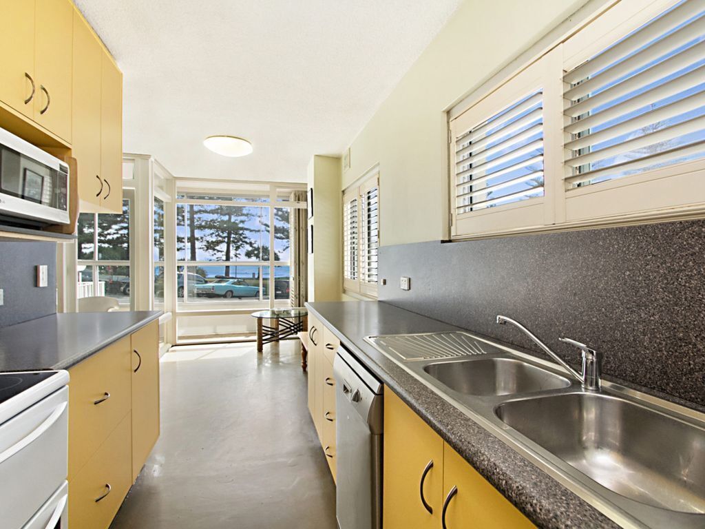 Rainbow Pacific Unit 2- Beachfront unit right on Rainbow Bay Beach in Coolangatta