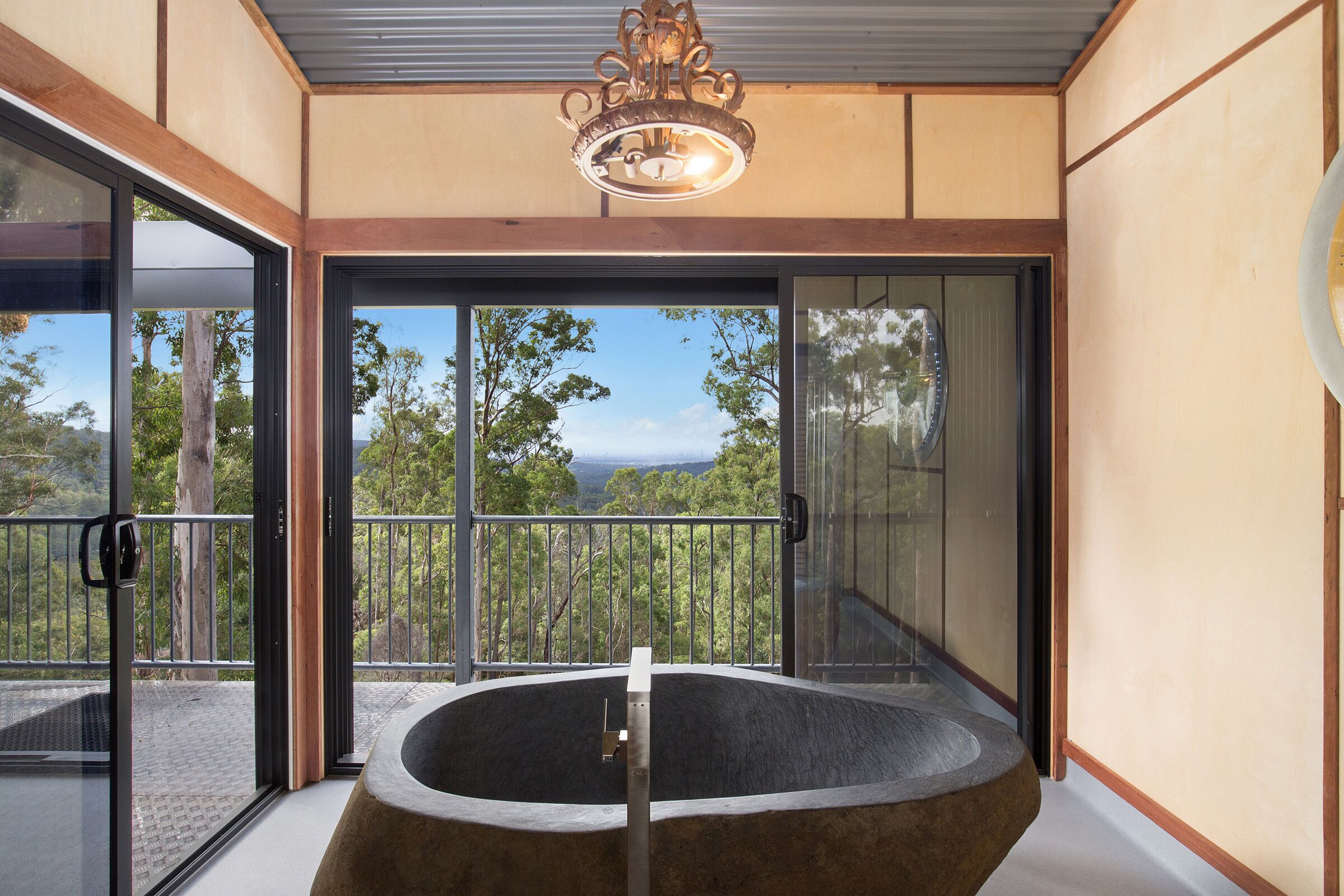 Tree House #1. Private, Stone Bath With Amazing Views to the Gold Coast.3levels