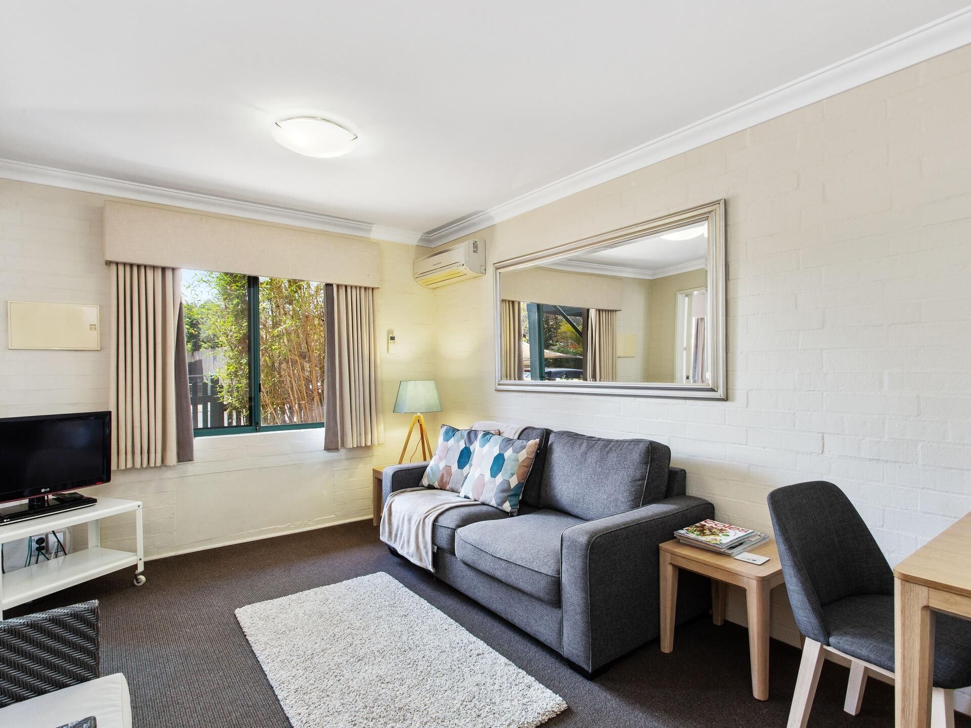 Subiaco Village With Pool, BBQ & spa - Free Parking and Wifi - one Bedroom