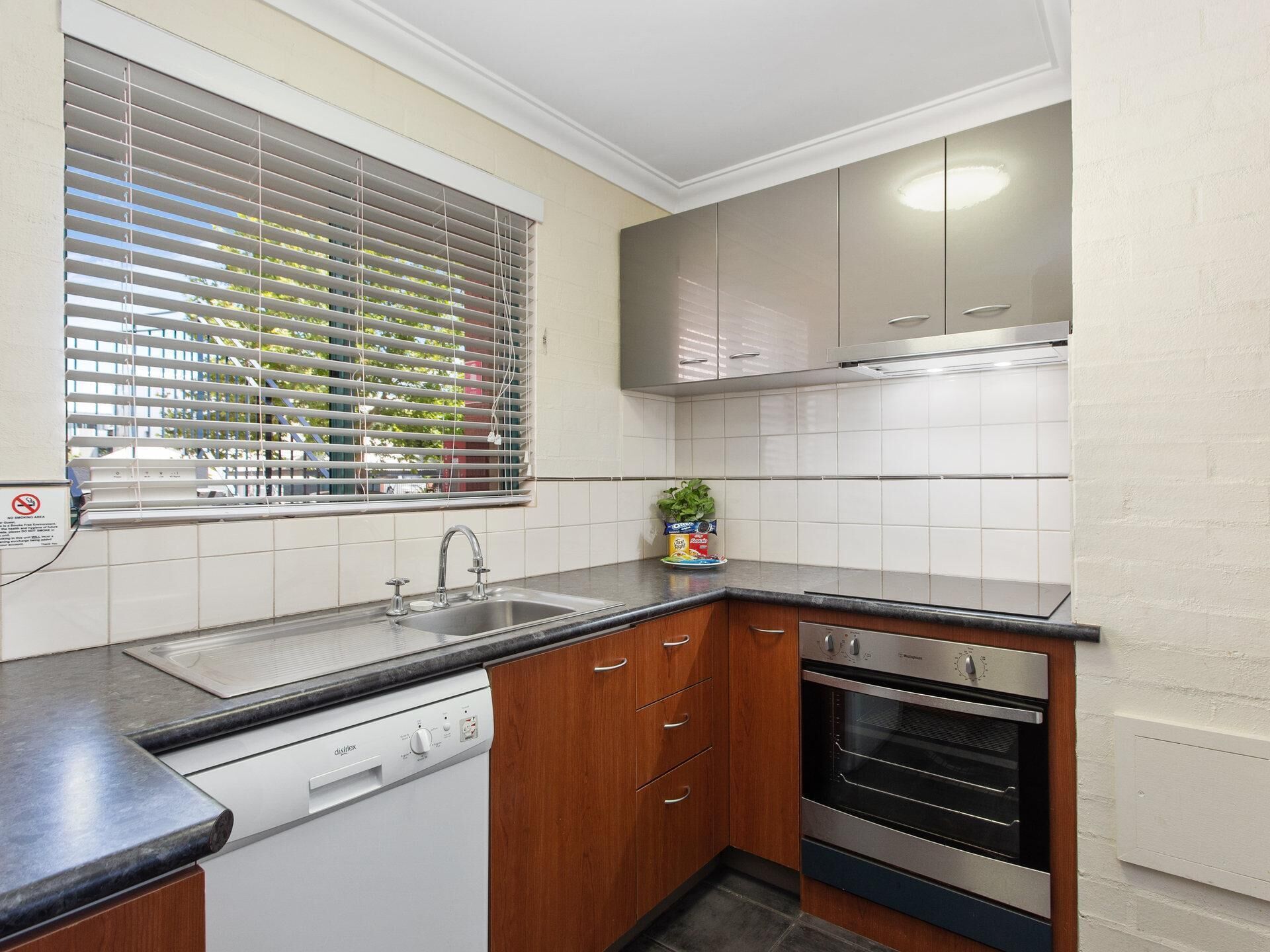 Subiaco Village With Pool, BBQ & spa - Free Parking and Wifi - one Bedroom